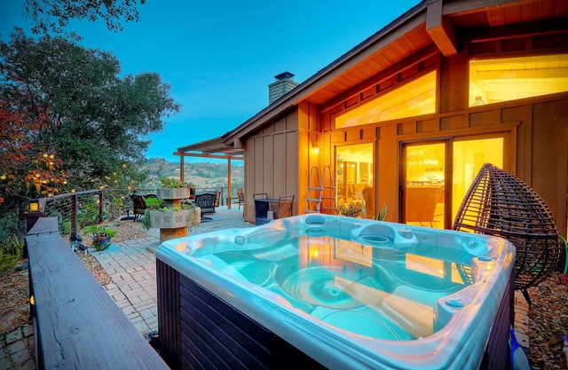 City Getaway | Hot Tub | Fire Pit | Game Room | BBQ | Hiking Trails | Vineyard Views | B-Ball