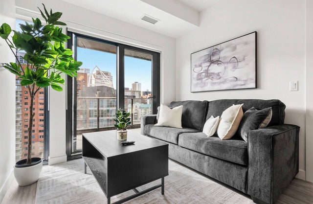 City Lights & River Sights 2BR, AC, XL Patio, Gym