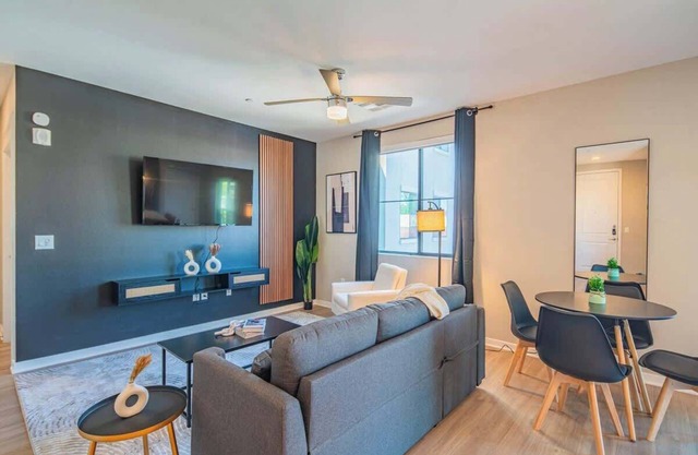 Modern 2BR Apartment in Uptown Biltmore with Gym Pool Parking and WD