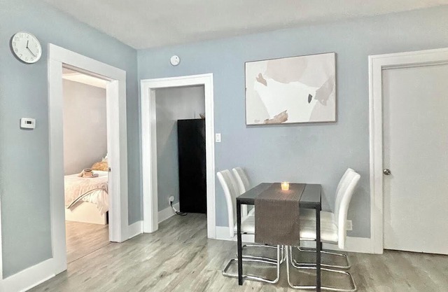 City Living Perfected: Spacious 1-Bedroom haven 5 min from the Riverside!