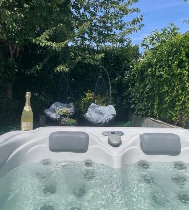City Oase, House floor, fitness, garden, jacuzzi, close to subway U1