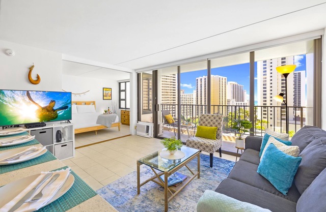 City & Ocean View Near Waikiki Beach w/ Parking