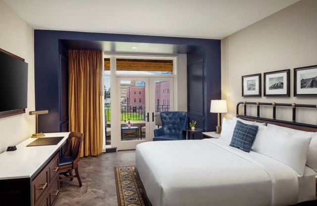 City Sophistication: Large Suite near Southlands Shopping Center! Dogs Allowed!