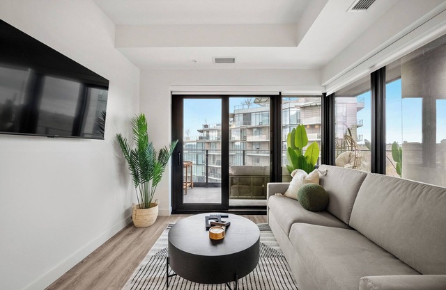 City Sophistication w 2 BR River View, Parking, Office