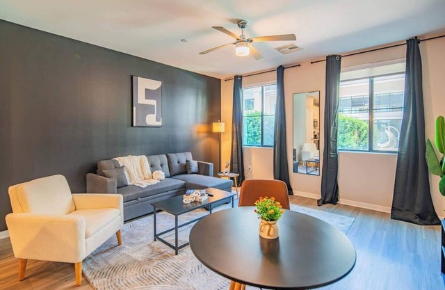 Serene 1BR Apartment in Uptown Biltmore with Gym Pool Parking and WD