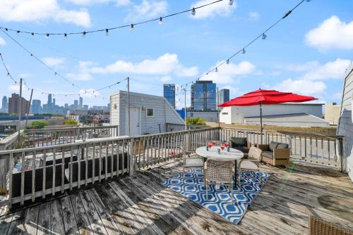 City-View Chicago 3-BR Rooftop