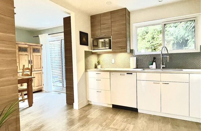 City View Home-wi-fi, parking, decks, BBQ, W/D