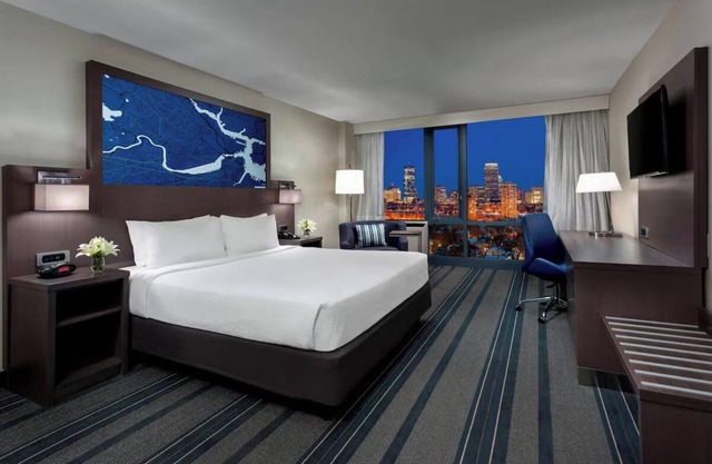 City View King Room at Courtyard Boston Cambridge - Minutes to Downtown Boston