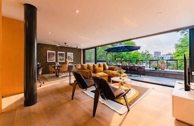 City Views, Rooftop Swing, Walk to Museums & Cafes