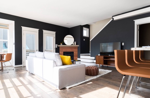 City views, walkable to restaurants and public transit
