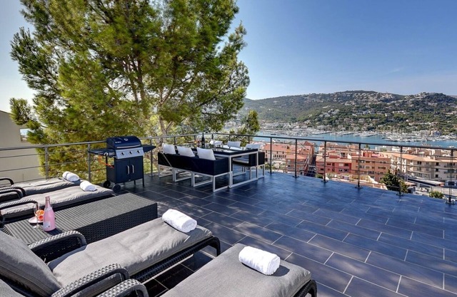 City villa with gym and sensational harbor/sea and mountain views