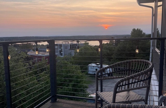 City & Water View - Charming 2-bedrooom AC, WiFi - walking distance to Old Port