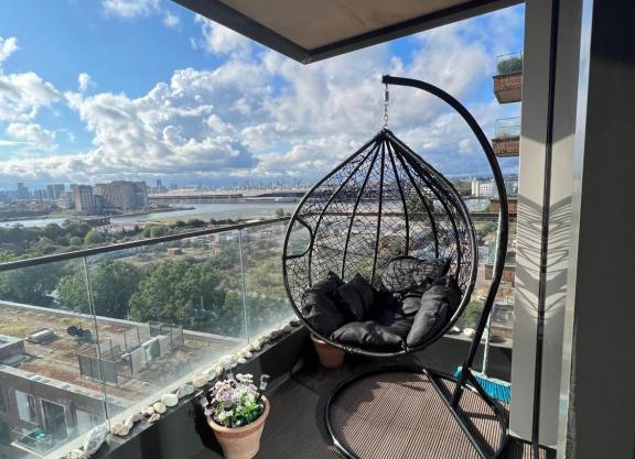 Cityscape Serenity: 10th Floor Oasis near City Airport, Excel & 02