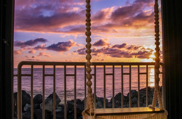 Claje Sunset! Beachfront condo at Victoria del Mar 1E