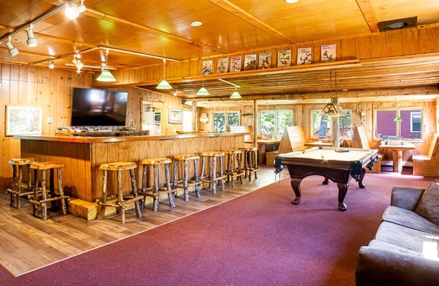 Clam Lake Lodge & Cabin Wapiti