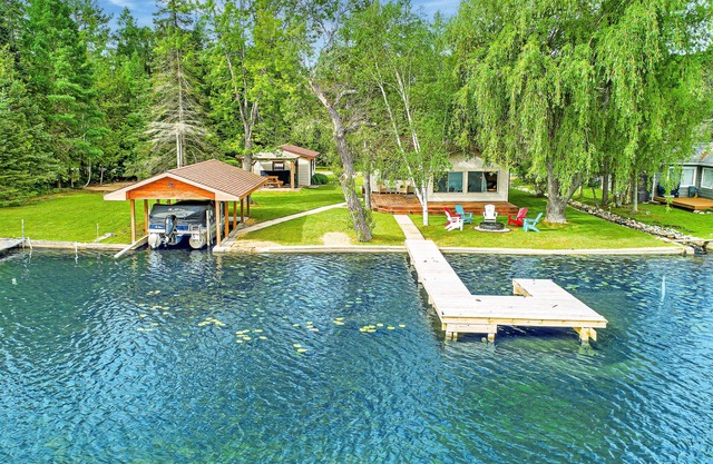 Clam Lake Waterfront Cottage