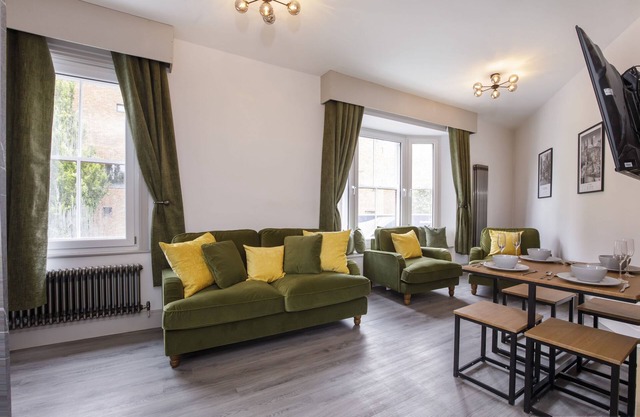 Clarence Street luxury apartment - sleeps 6 guests in 2 bedrooms