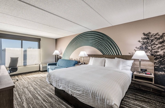 Clarion Pointe Near University