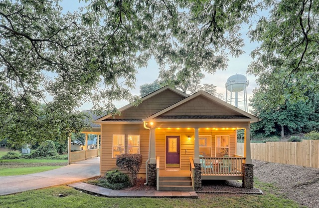 Clarkesville Hideaway- in-town yet private