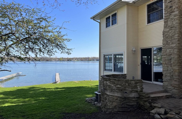 Clarklake Lakefront! 3+ Bedroom, 2 Full Bath Cottage!