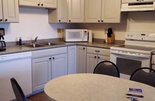 Classic 2 Bedroom 1 Queen 3 XL Twin, 1 bathroom Top Floor