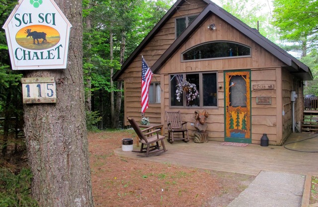 Klassisches Adirondack Chalet am Moose River. zu Sat