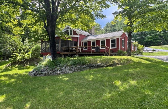 Classic Adirondack Lakefront Cottage; 75' Dock; 210 Private Acres for hiking