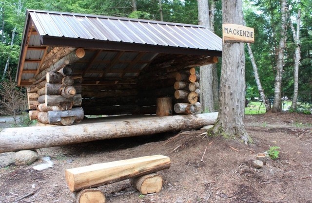Klassische Adirondack Lean-to mit Dusche, Feuerstelle, Dock und am Wasser