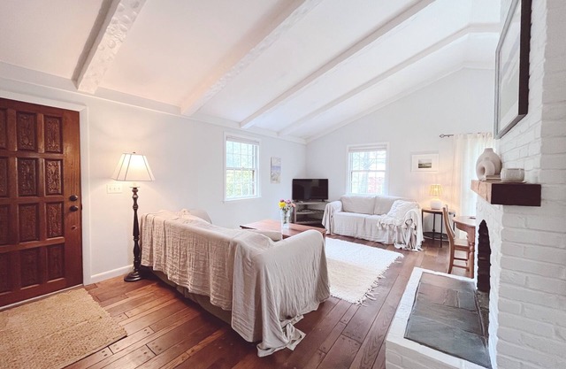 Classic, airy Chatham cottage minutes from beach
