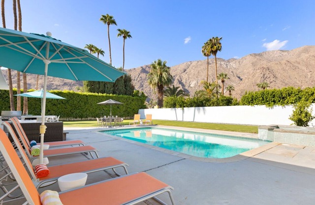 Classic Alexander Home with Unobstructed Mountain Views in Vista Las Palmas!