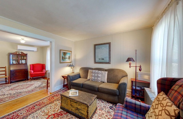 Classic bungalow close to bay & beach w/WiFi & private washer/dryer
