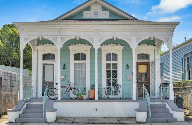 Classic Bywater Shotgun Suite / great location in perfect neighborhood
