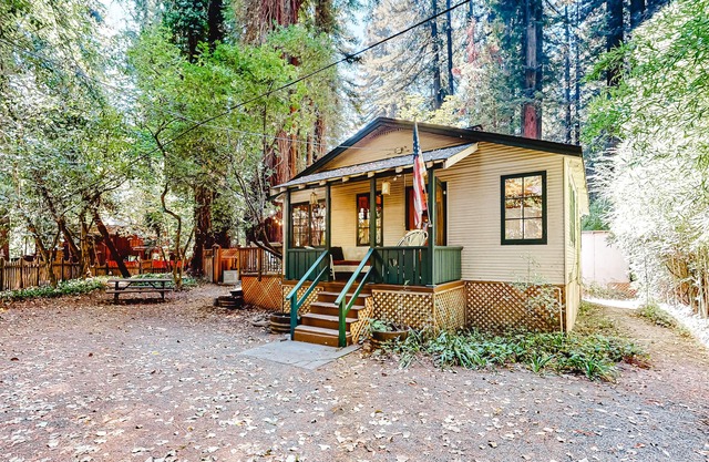 Classic cabin steps to river, beach - private hot tub & fireplace - dog-friendly