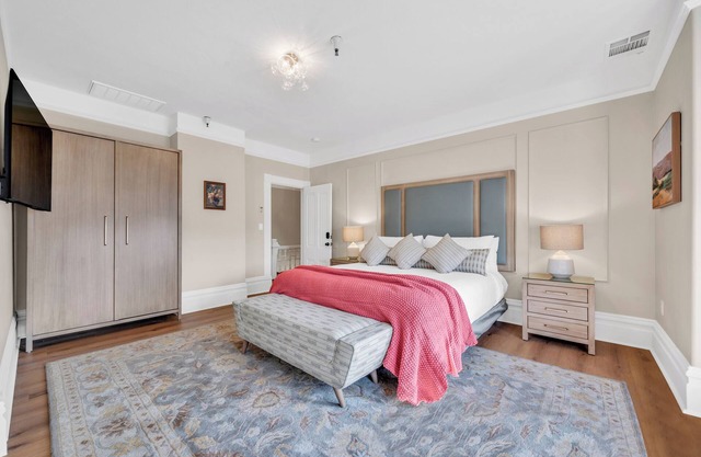 Classic California King room at bed & breakfast--downtown Napa w/ pool & hot tub