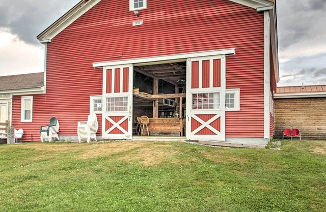 Classic Cape-Style Farmhouse on 550-Acre Vineyard!