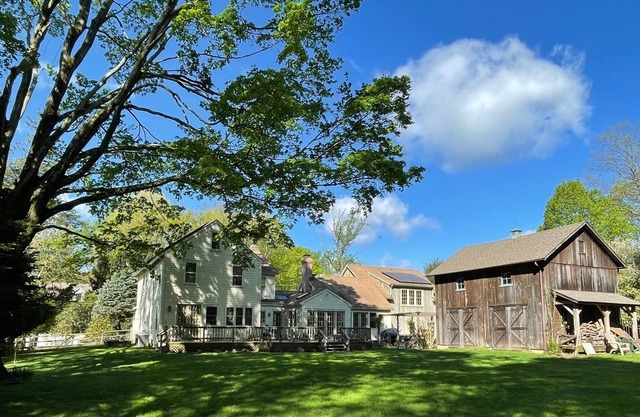 Classic Colonial Farmhouse with lush garden near the beach