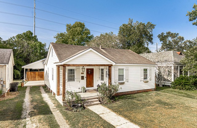 Classic-contemporary Bungaleaux in a prime location, your home away from home.