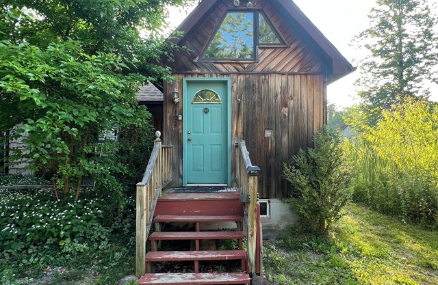 Classic cottage country, a short stroll to the beach!
