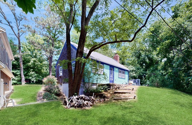 Classic Cottage with Artist's Garden | Minutes to Mayo Beach, Power's Landing