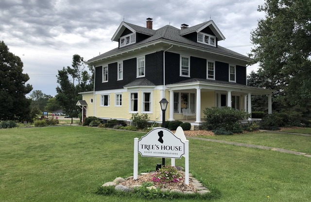 Classic Country Home - Great for Gatherings! Winter/Spring reduced rates!