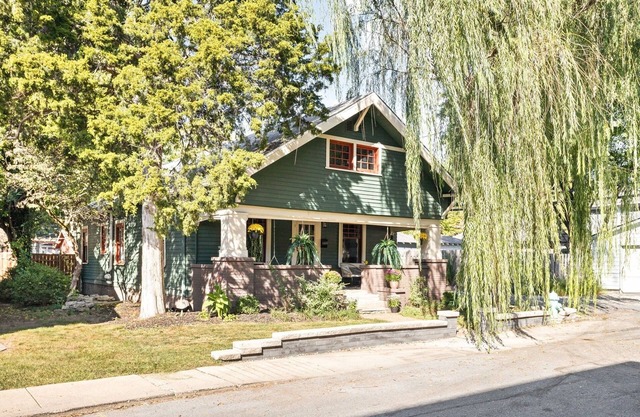 Classic & cozy bungalow; walkable to dozens of food, drink, & nightlife options