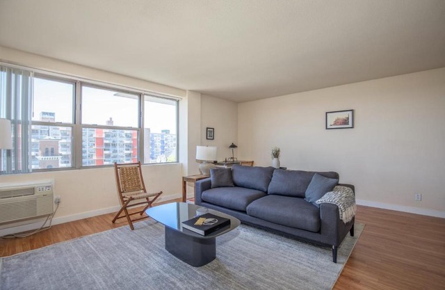 Classic DT 2BR with City View by Zencity