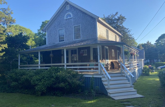 Classic family-friendly, pet-friendly vacation cottage with private beach nearby
