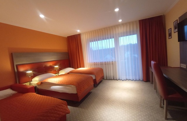 Familienzimmer Classic, Modern mit Balkon, 1 Doppelbett+1 Einzelbett oder 3 Einzelbette