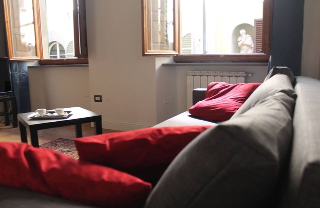 Classic Florentine style apartment, just behind the Cathedral
