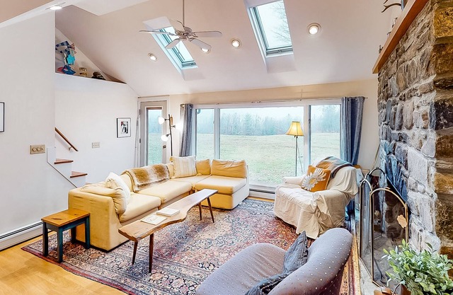 Classic home on 300 acres w/ incredible views, firepit & fireplace - 2 dogs OK!