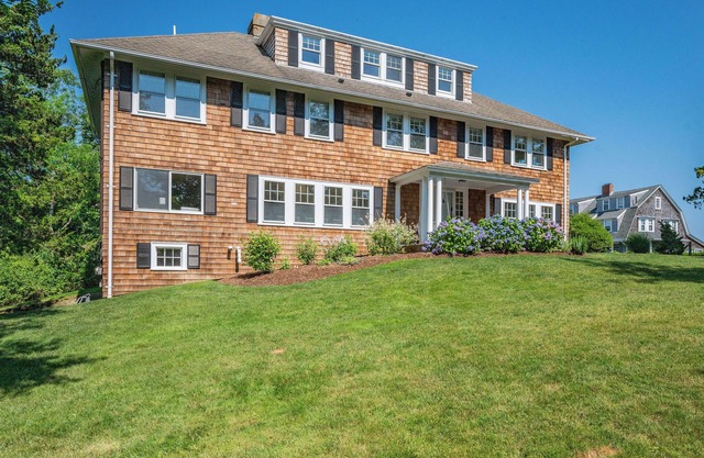 Classic Hyannis Port Family House - Walk to the beach!!