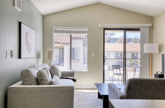 Classic La Jolla 2BR w/ Gym, W/D & Pool, nr bars & shops, by Blueground