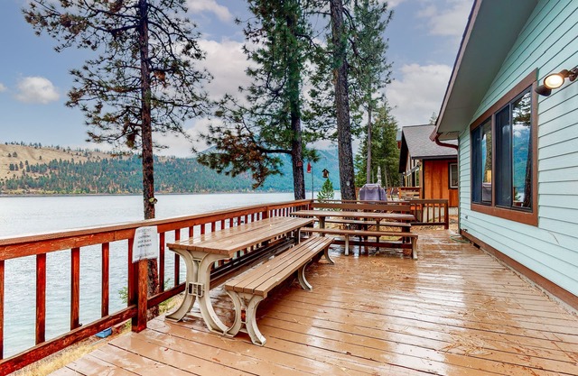 Classic lakefront home with private hot tub, fireplace & washer/dryer