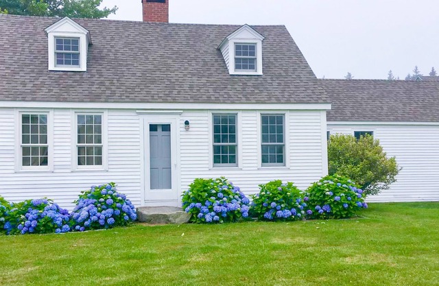 Classic Maine country home with private hot tub, ocean view & fast WiFi
